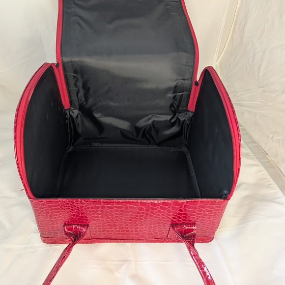 Make-Up Case - Elegant Red Crocodile-Embossed Make-Up Bag - Picture 7 of 10